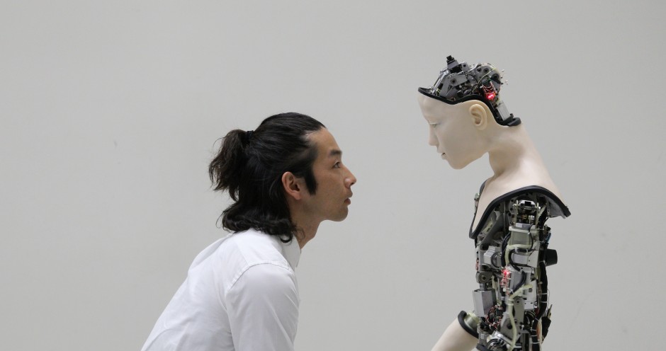 Co(AI)xistence per Justine Emard, 2017 Vídeo instal·lació, 12′
Amb Mirai Moriyama & Alter (desenvolupat per Ishiguro lab, Osaka University i Ikegami Lab, Tokyo University) © Justine Emard / Adagp, París 2018